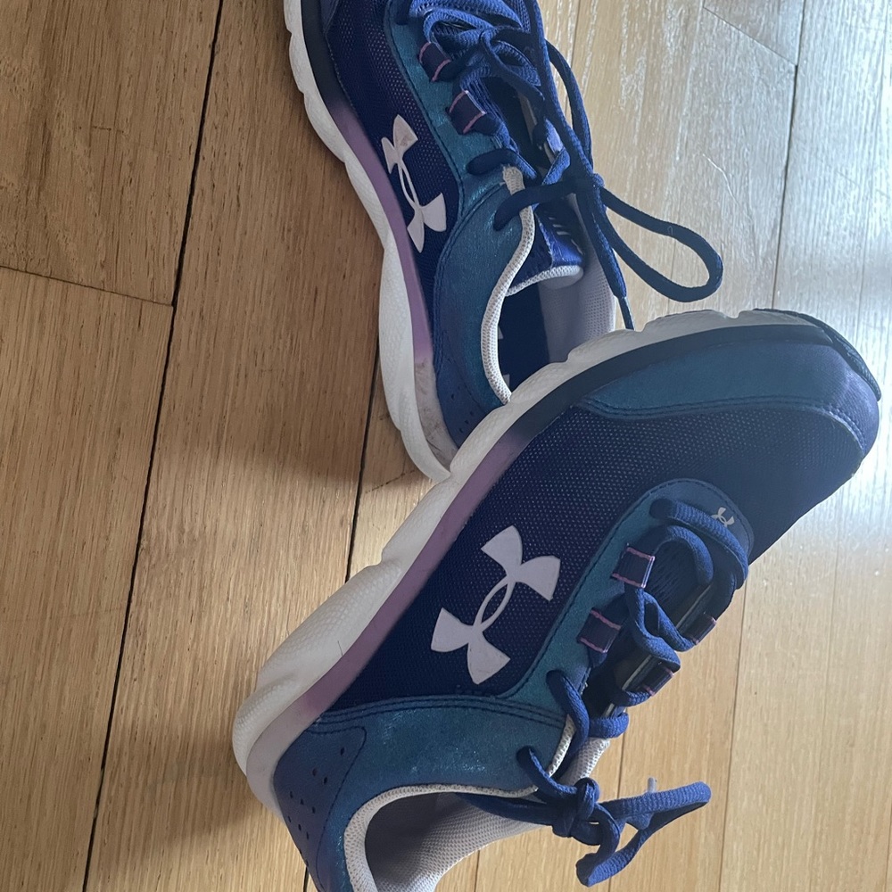 Girls Purple/Lavender Under Armor sneakers. Like new, great for back to school!